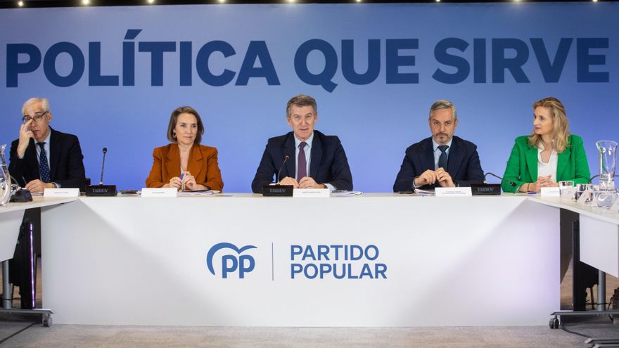 (I-D) La secretaria general del PP, Cuca Gamarra; el presidente del Partido Popular, Alberto Núñez Feijóo, el diputado del PP Juan Bravo y la senadora del PP Paloma Martín durante una reunión con asociaciones y representantes de las organizaciones más afe