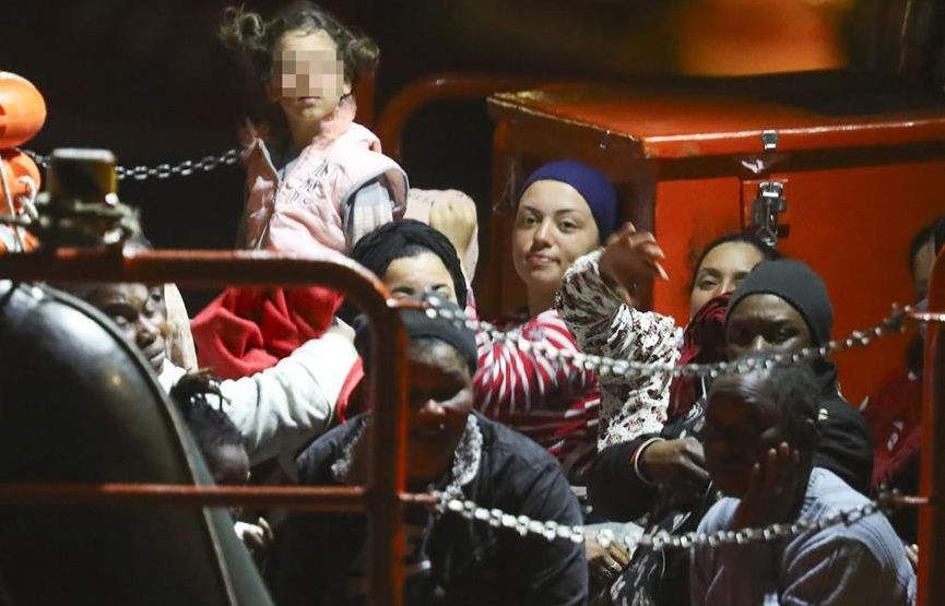 Varias de las 37 personas rescatadas por la guardamar Concepción Arenal a su llegada al muelle de Arguineguín.