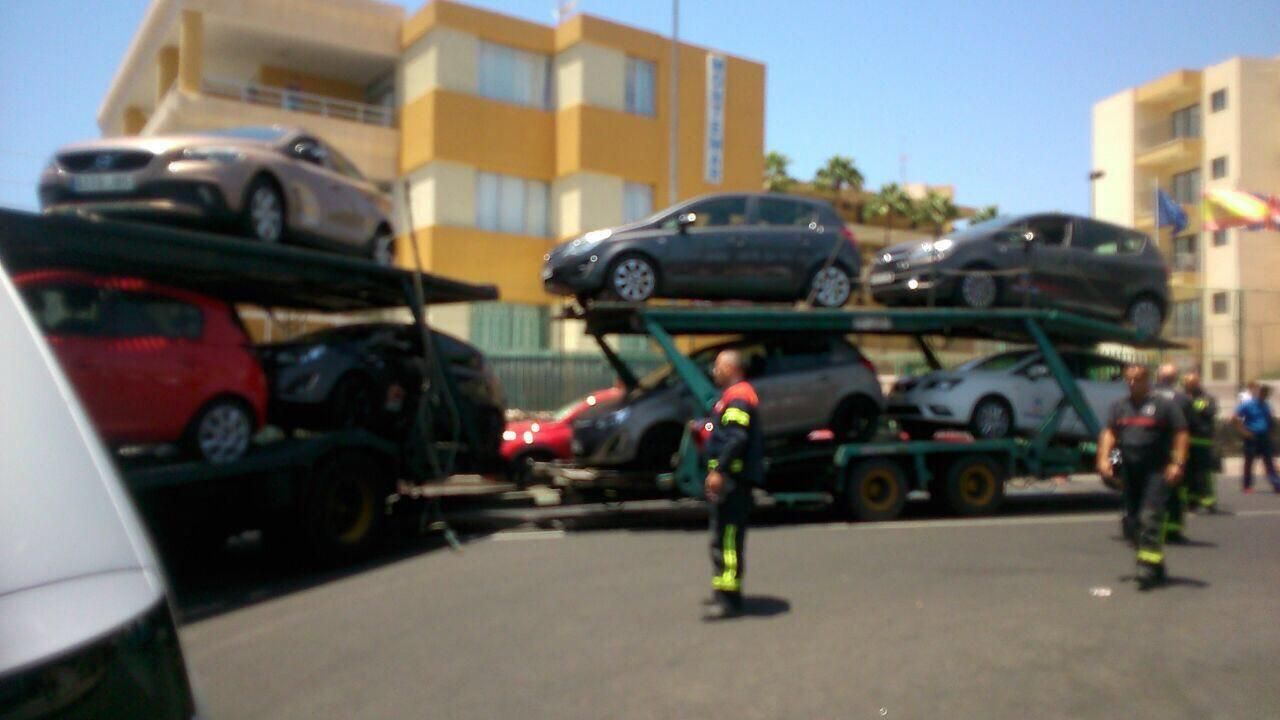 Choque entre un portacoches y una guagua en Playa del Inglés. (CANARIAS AHORA)