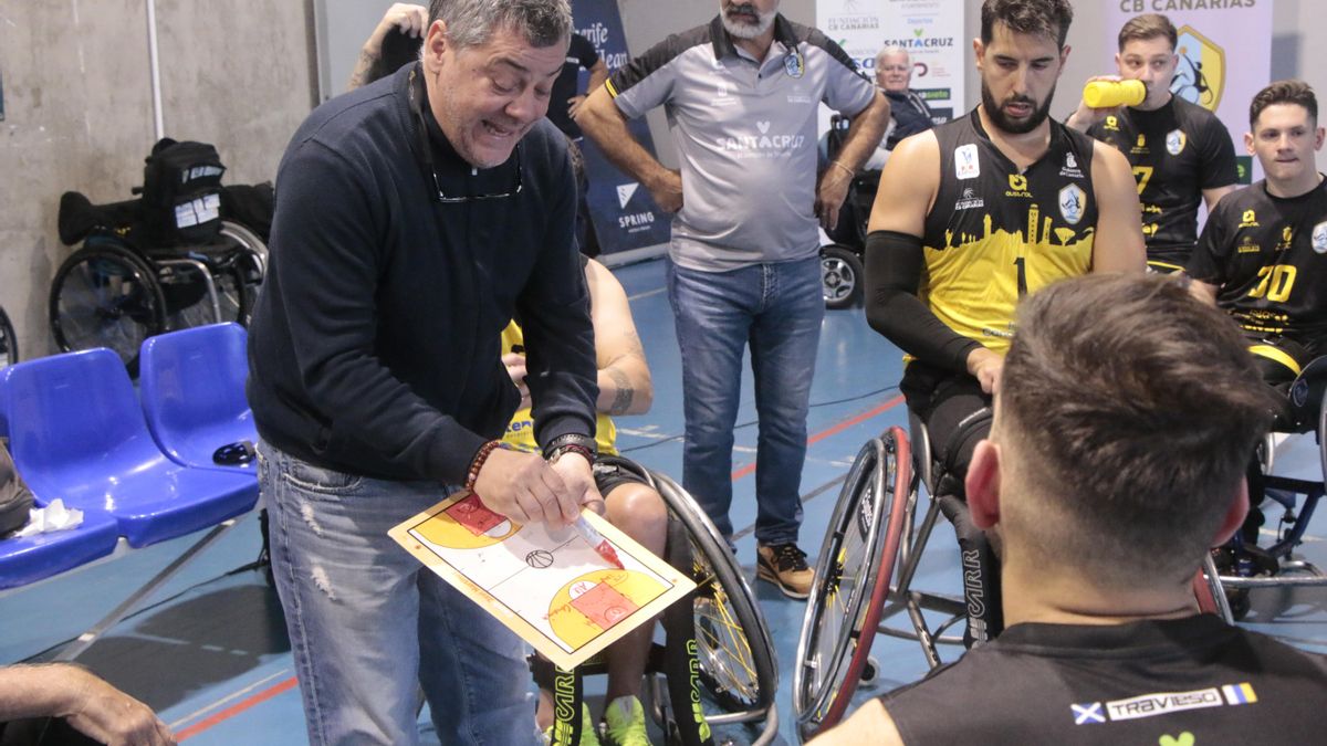 Javier Martínez dirigiéndose a sus jugadores durante un tiempo muerto.