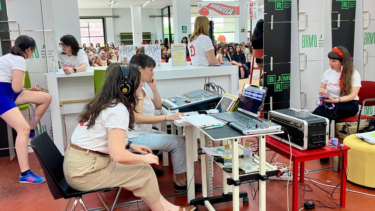 Las organizadoras del festival entre bambalinas