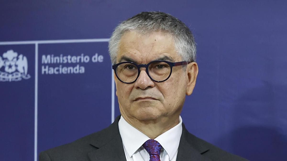 Dimite el ministro chileno de Hacienda, figura clave de Boric, horas antes de un cambio de gabinete