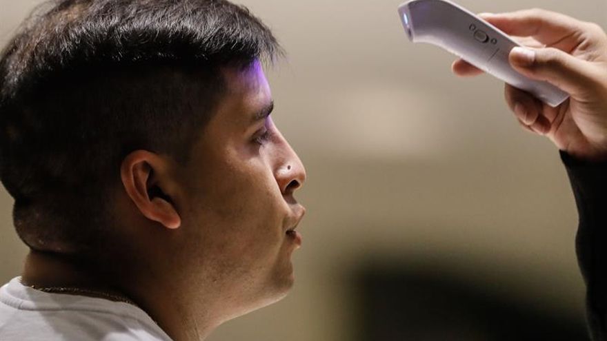 El reporte diario que difunde el Ministerio de Salud argentino precisó que los fallecimientos verificados en el último día corresponden a cinco mujeres, una de 93 años, residente en la provincia de Buenos Aires, tres en la capital, de 83, 84 y 91 años; y otra de 55 años, en la provincia de Chaco (norte); y tres hombres, dos en la capital, de 87 y 83 años, y otro de 79 años, en la provincia de Córdoba (centro).