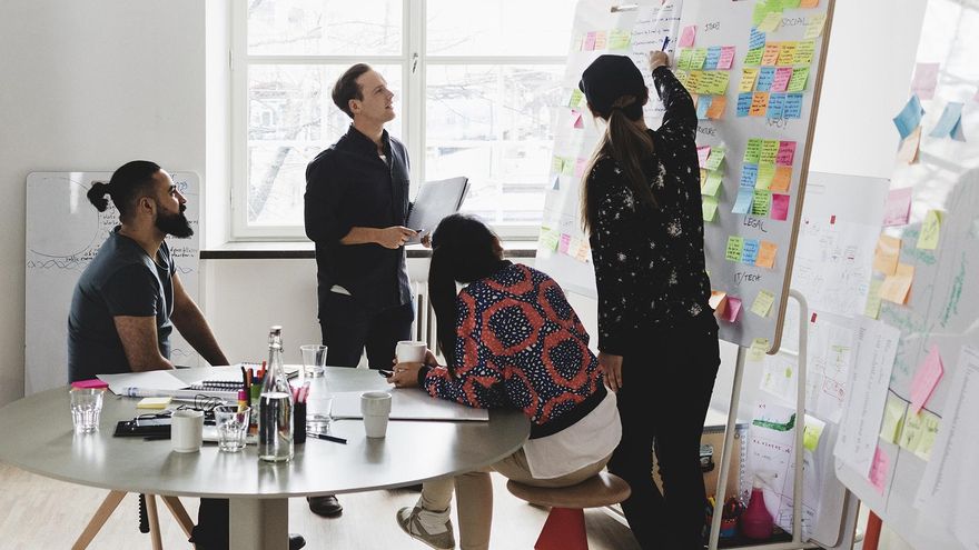 Un grupo de personas trabajando