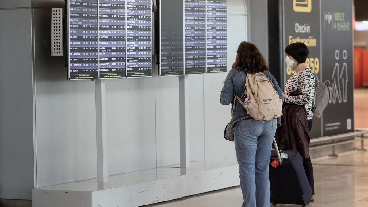 Dos viajeras en el aeropuerto