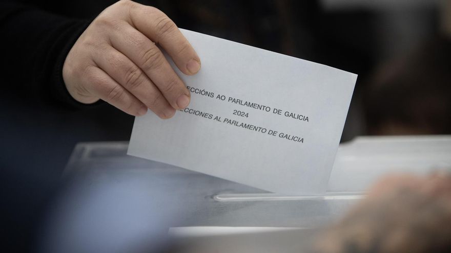 Un hombre ejerce su derecho al voto en un colegio electoral en Vigo, durante la jornada electoral este domingo.