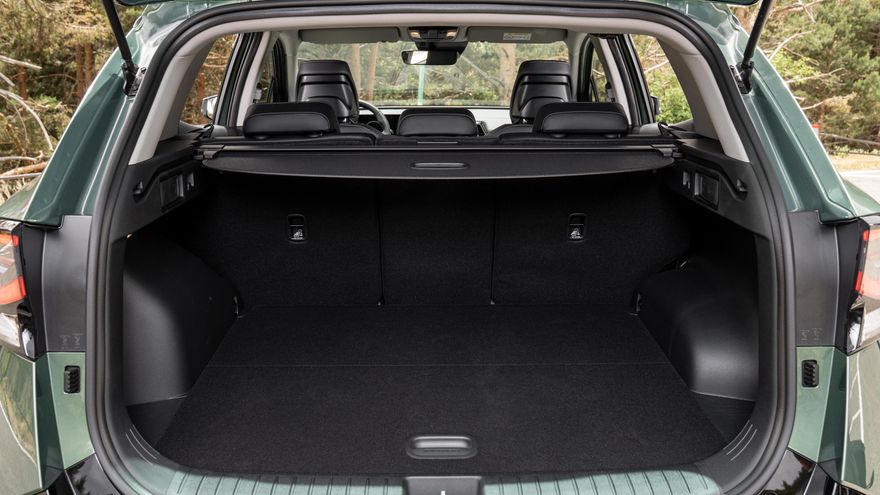 El Kia Sportage PHEV alcanza los 540 litros de maletero, 1.715 si se abaten los asientos posteriores.