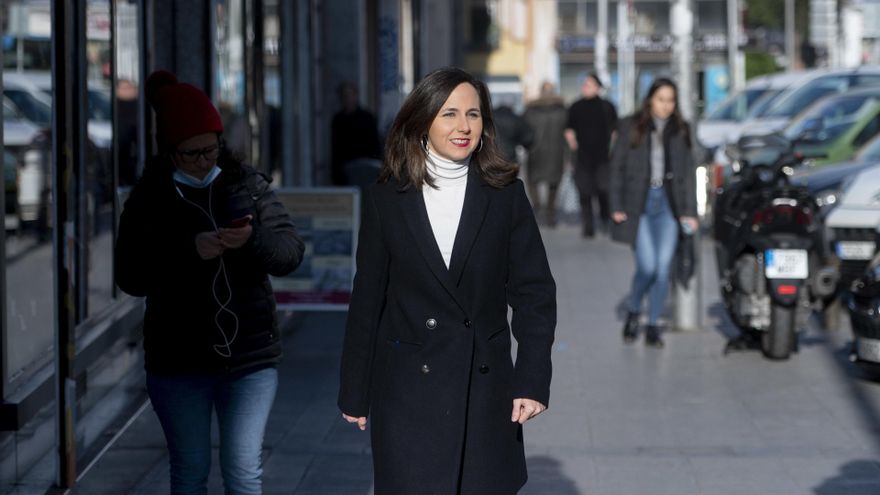 La secretaria general de Podemos y ministra de Derechos Sociales y Agenda 2030, Ione Belarra, a su llegada a las instalaciones del Mercado municipal de Puente de Vallecas, a 26 de enero de 2023, en Madrid (España).