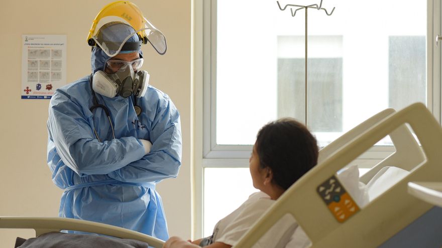 Un médico de la Unidad de Cuidados Intensivos (UCI) del hospital "Los Ceibos", de la ciudad portuaria de Guayaquil, que pasa revista a una paciente contagiada covid-19. EFE/Mauricio Torres/Archivo