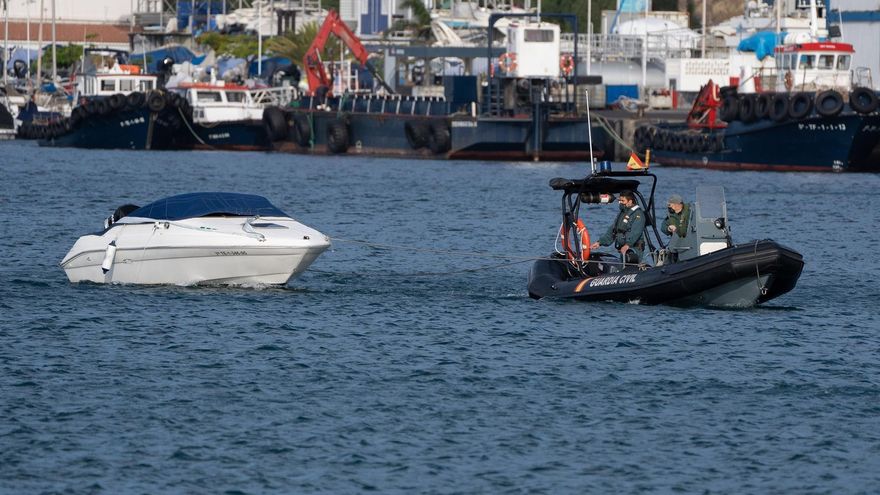 La Guardia Civil remolca la lancha del padre de las niñas para sacarla del agua