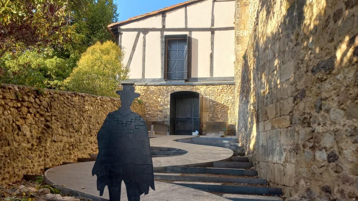 Entrada del museo, con una silueta de Clint Eastwood en su papel en 'El bueno, el malo y el feo'