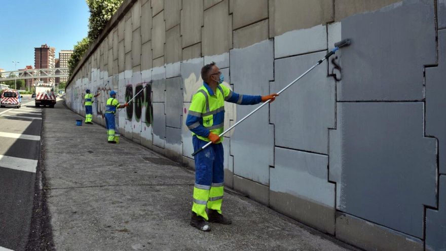 Limpieza de graffitis en un muro de la M 30