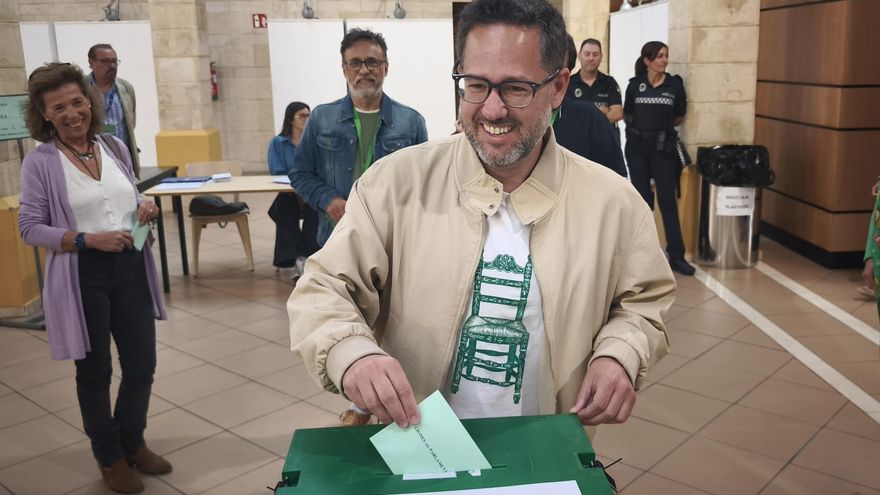 José Ignacio García, candidato de Adelante Andalucía a la Presidencia de la Junta, ejerce su derecho al vota en Jerez de la Frontera. EFE/Francisco Jiménez