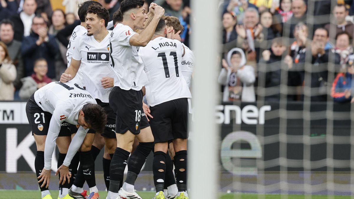 Los equipos históricos que coquetean con el descenso a Segunda División: desde el Valencia al Sevilla