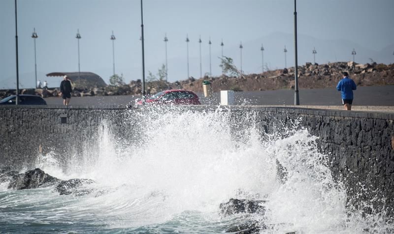 Vista del temporal de viento y oleaje que azota la isla de Lanzarote