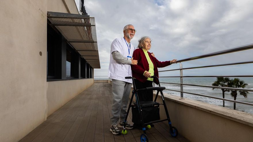 'Abuelos en venta', la campaña que denuncia el abandono de los mayores: "Hay personas ingresadas por su soledad"