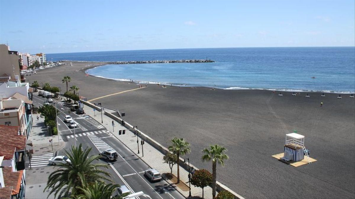 Imagen de archivo de un tramo de la Avenida Marítima y playa de Santa Cruz de La Palma.