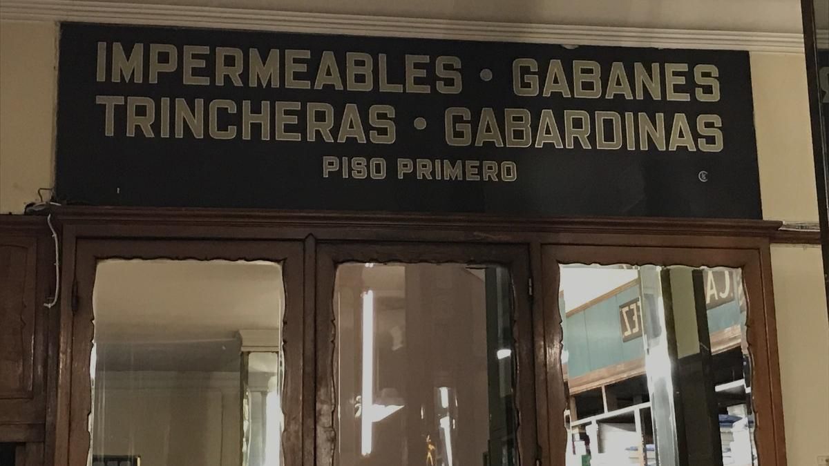 Uno de los rótulos del interior de la Sastrería Casa Benítez