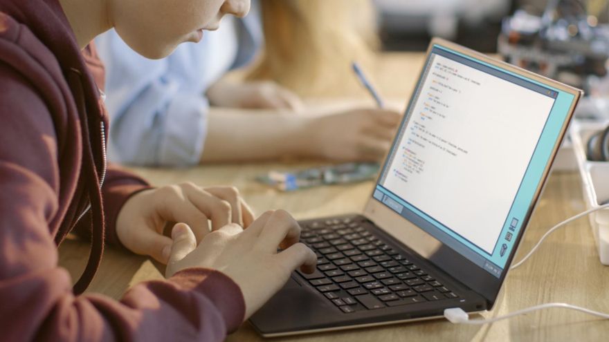 Veto de la Comunidad de Madrid a que colegios concertados obliguen a las familias a comprar ordenadores o tablets