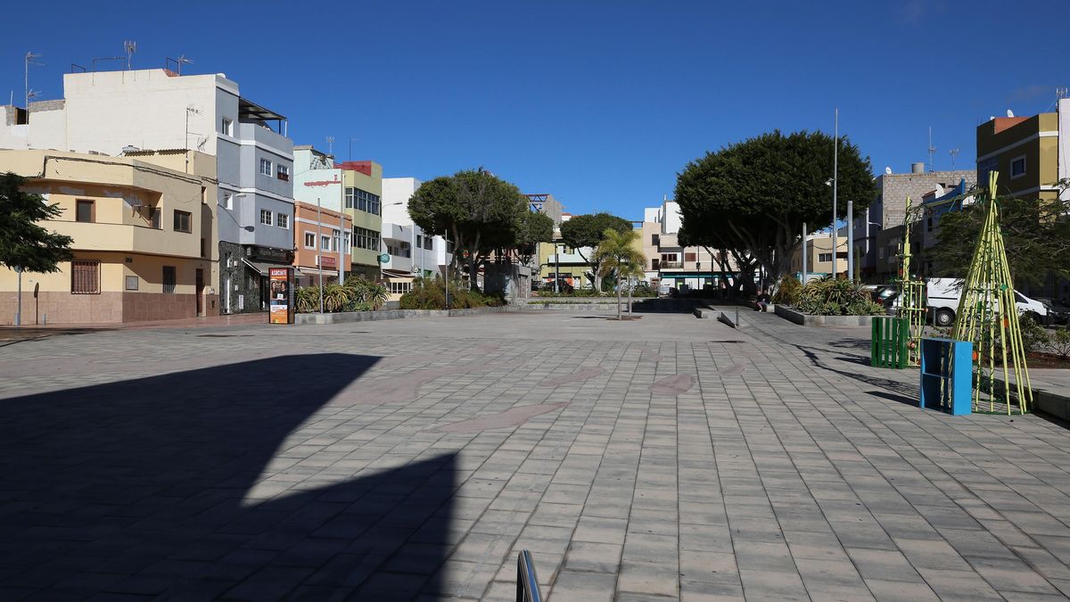 Una de las plazas centrales de El Tablero, con pocos árboles para dar sombra. El resto, puro cemento