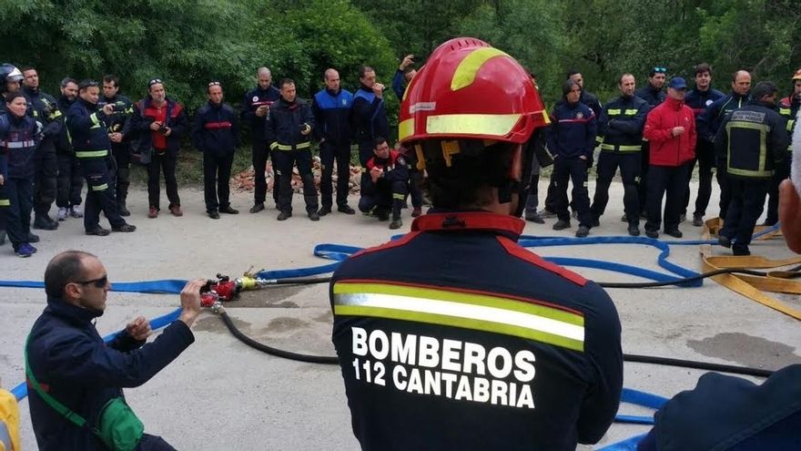 Gobierno y sindicatos cierran los primeros acuerdos sobre la labor de bomberos del 112 como funcionarios