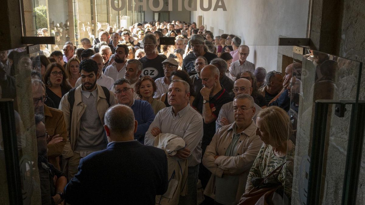 El Museo do Pobo Galego se quedó pequeño para acoger a todos los asistentes al acto para despedir a Beiras.