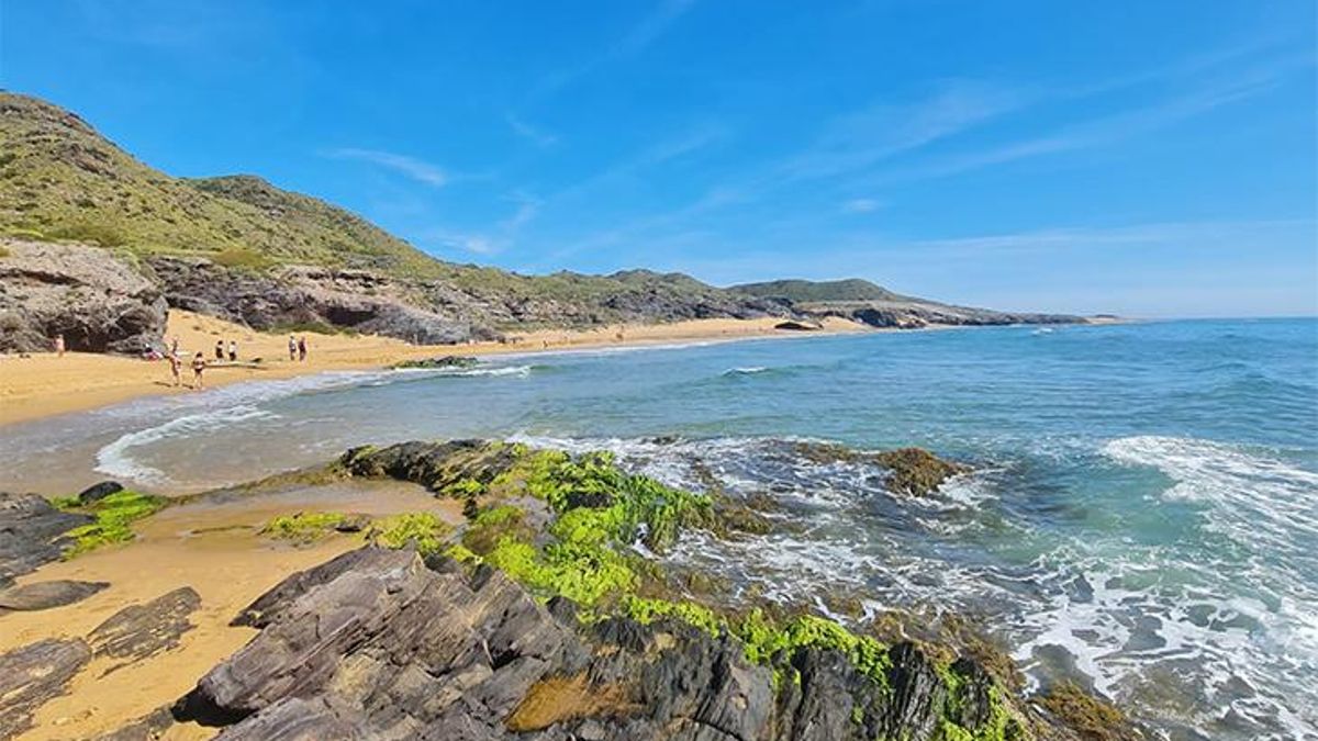 Arena dorada, aguas cristalinas y acantilados de ensueño: estas son las 10 mejores playas de Murcia