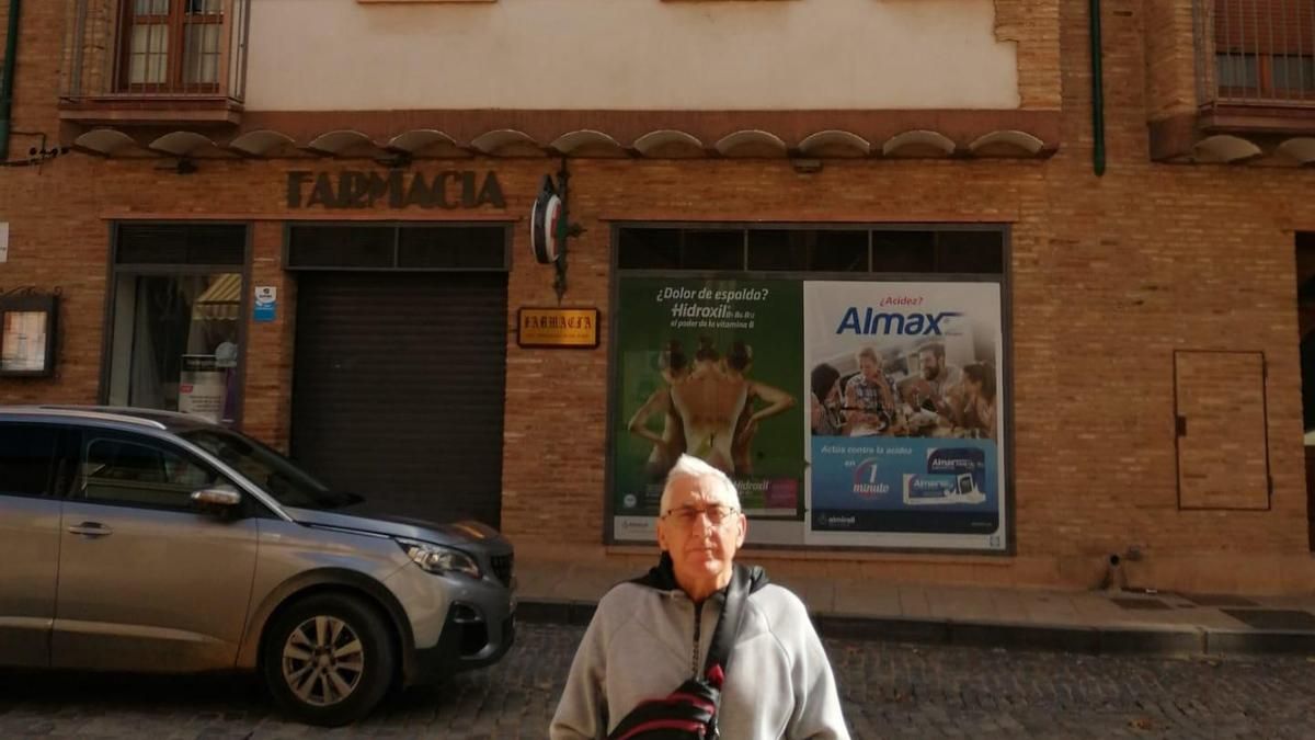 Ricardo Javier, descendiente de Miguel Fuertes Lorén, frente a la que fue su casa