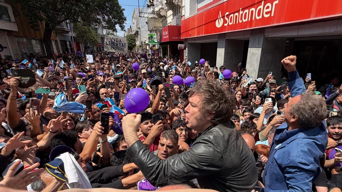 El presidente Javier Milei se cargó el peso de la campaña electoral y está de gira por el interior del país. Aquí en un acto en Santiago del Estero.