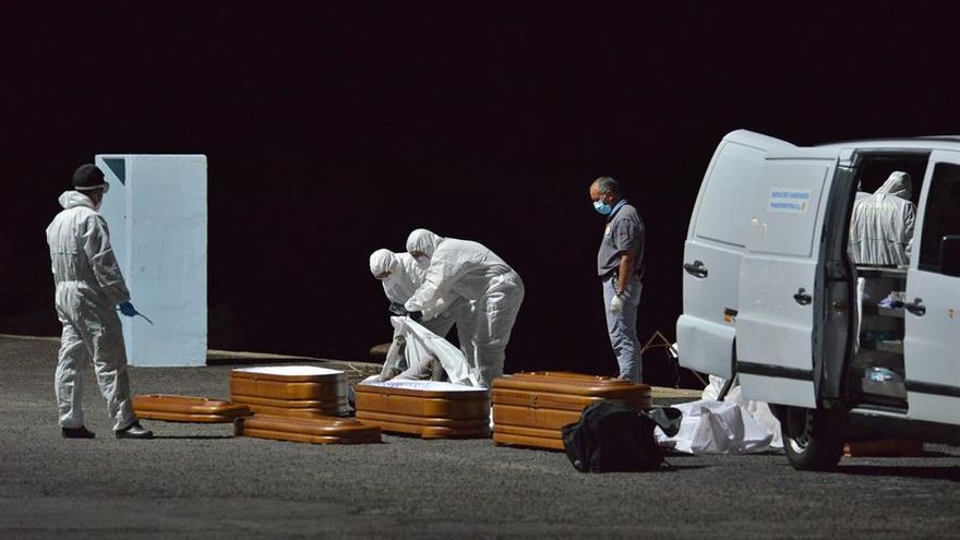 Cuatro migrantes fallecidos en un cayuco rescatado al sur de El Hierro