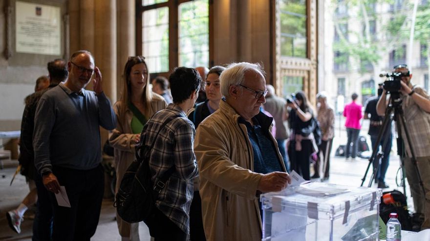 Numerosas personas votan esta mañana en un colegio electoral de Barcelona
