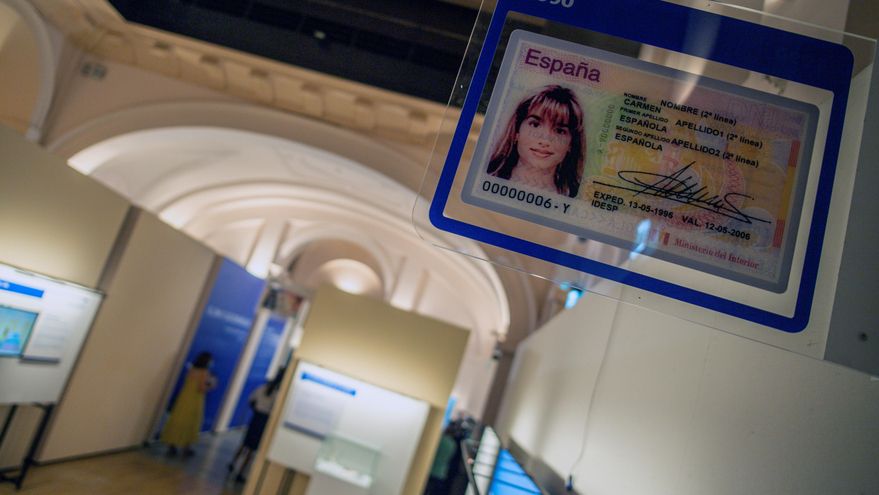 Sumar promueve una ley para añadir una tercera casilla en el DNI para personas no binarias