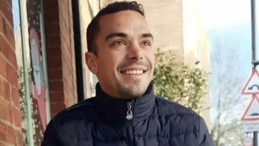 La historia de Leonard Farruku, el talentoso músico muerto en la prisión-flotante para migrantes de Reino Unido