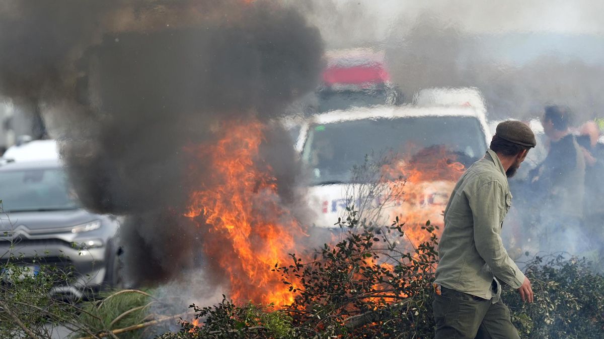 Protesta de agricultores en la AP-7 a la altura de Madinyà (Girona)