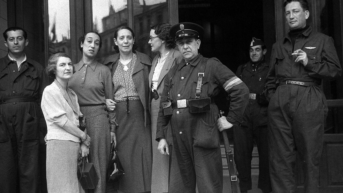 Delegación del Comité Mundial de Mujeres en Madrid. Clara Malraux, Marta Huysmans, hija del burgomaestre de Amberes y Bernadotte Cattaneo, secretaria general del Comité Mundial de Mujeres contra la guerra y el fascismo, acompañadas por Margarita Nelken, al salir del hotel donde se hospedan, en Madrid, en 1936
