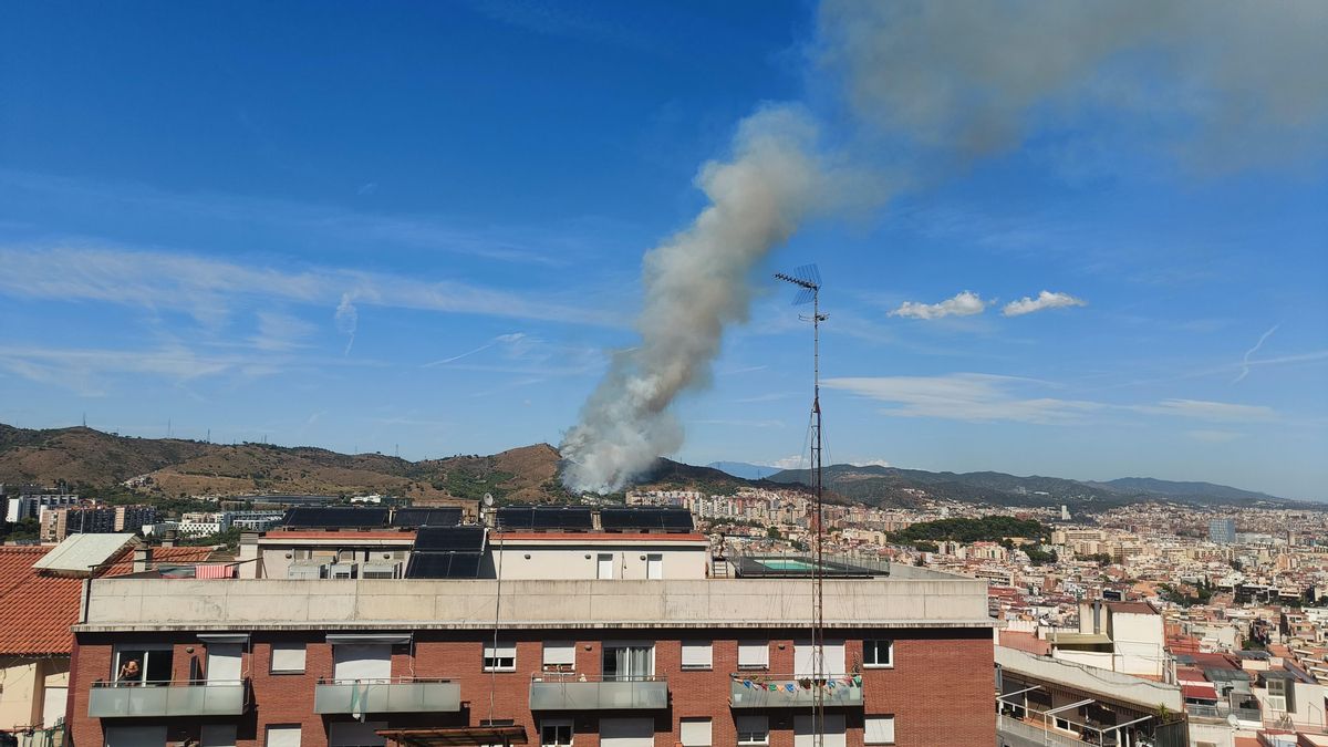 El humo de un incendio en Collserola obliga a confinar los barrios de Barcelona de Torre Baró y Ciutat Meridiana