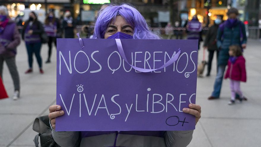 Una manifestante sostiene un cartel en la concentración feminista en Santander con motivo del 8M.