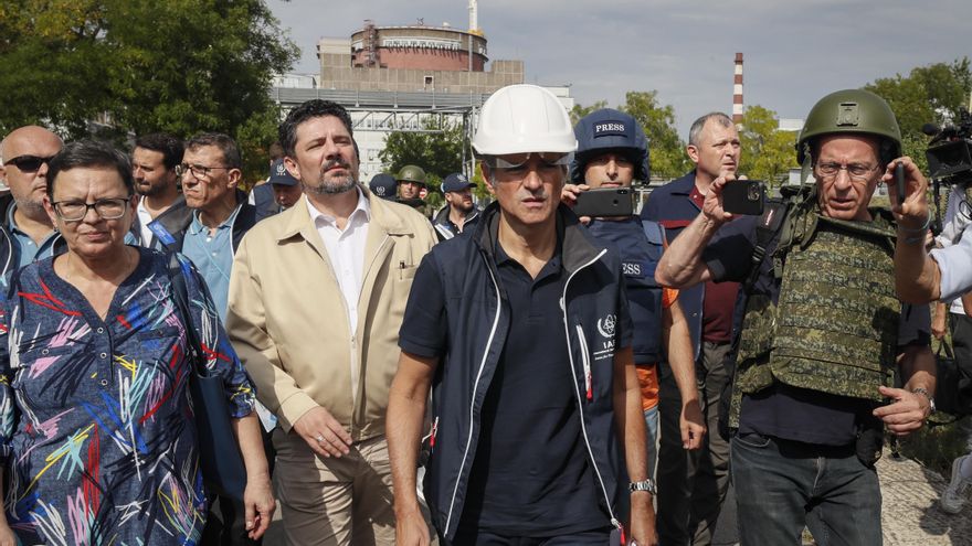 El director general de la Agencia Internacional de Energía Atómica (OIEA), Rafael Grossi (c), y miembros de la agencia inspeccionan la planta de energía nuclear de Zaporiyia el pasado 1 de septiembre. EFE/EPA/YURI KOCHETKOV