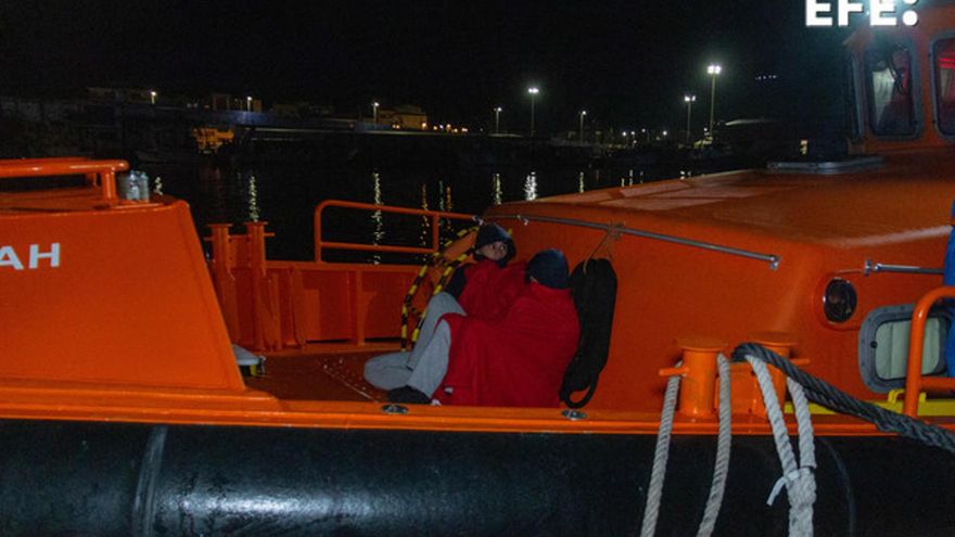 Trasladan al puerto de Motril a dos inmigrantes refugiados en Isla de Alborán