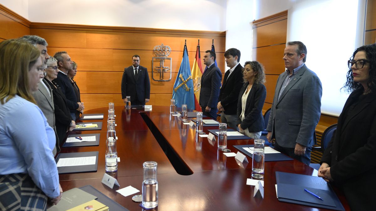 Los miembros del Consejo de Gobierno de Asturias durante el minuto de silencio en memoria de las víctimas del accidente ferroviario de Toledo antes de iniciar la reunión, este jueves, en Oviedo/Uviéu.