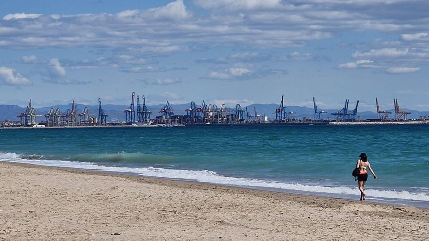 El Puerto de Valencia no instala las barreras para evitar la turbidez en las playas: "No se superan los umbrales"