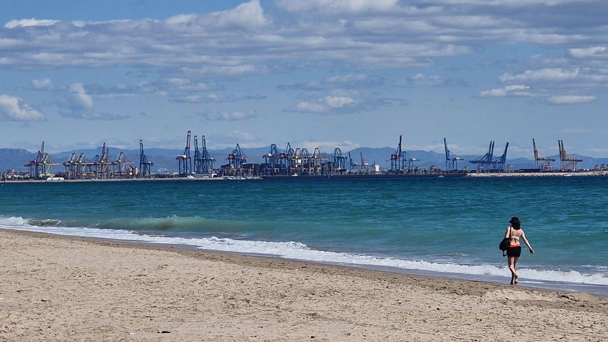 Vista del Puerto de València desde las playas del sur, en una imagen de archivo.
