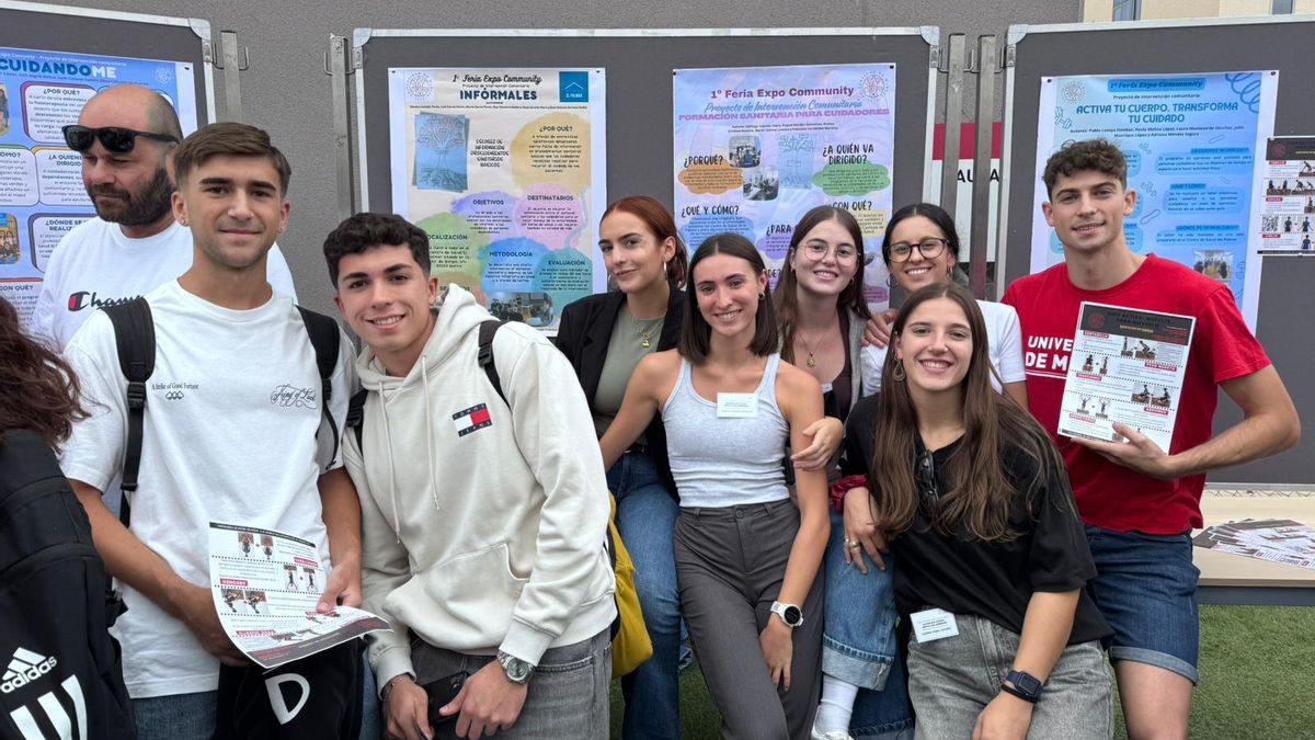 Demostración del taller de ejercicio físico para cuidadores durante la feria