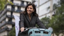 Anne Hidalgo monta en una de las bicicletas de Vélib’, el sistema de bicis compartidas de París.