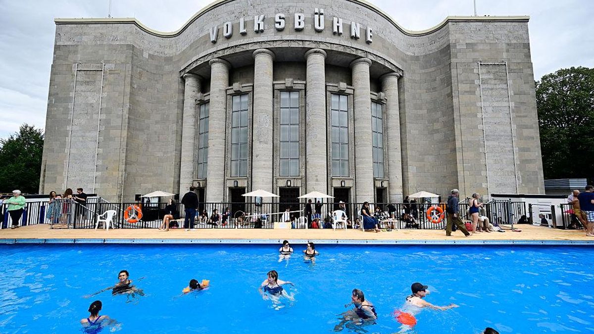 El 7 de agosto de 2026, día de su inauguración, los visitantes nadan en la piscina pública instalada frente al teatro Volksbühne, en la plaza Rosa-Luxemburg-Platz de Berlín.