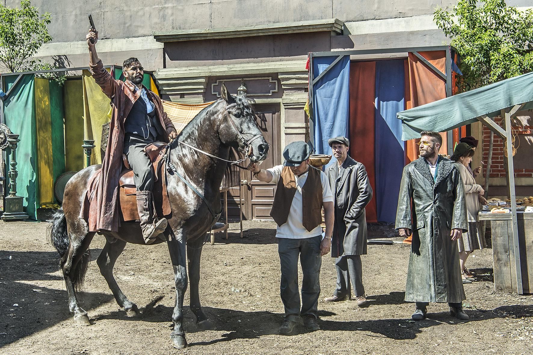 Visita al rodaje de El continental, la nueva serie de Álex García y Michelle Jenner en TVE