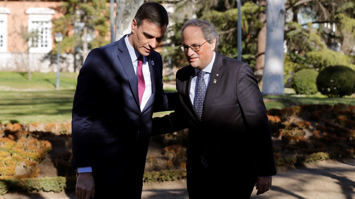 El presidente del Gobierno, Pedro Sánchez, conversa con el presidente de la Generalitat, Quim Torra, durante una visita a La Moncloa