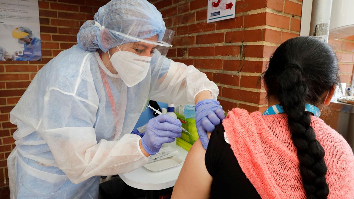 Una enfermera pone una vacuna del fabricante Pfizer-BioNTech contra la covid-19 hoy, durante una jornada de vacunación para personal médico, en la Plaza de los Artesanos, en Bogotá (Colombia). EFE/Carlos Ortega