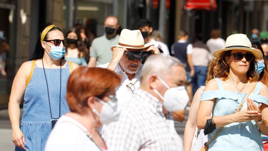 Varias personas con y sin mascarilla pasean por el centro de Córdoba, durante el primer día en el que el Gobierno de España ha suprimido el uso obligatorio de las mismas en exteriores. El uso de la mascarilla no es obligatoria desde hoy en espacios abiertos, siempre que se pueda mantener la distancia de seguridad de 1,5 metros. EFE/Salas