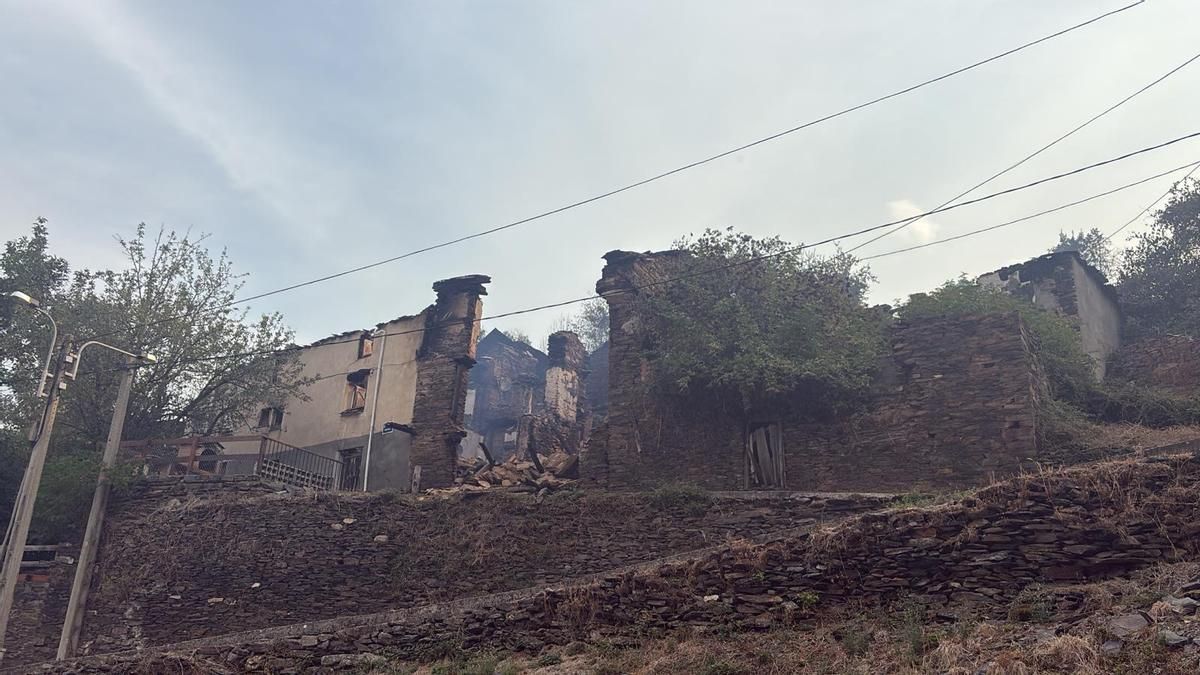Casas quemadas en el pueblo de Lusío (Oencia), por el incendio.